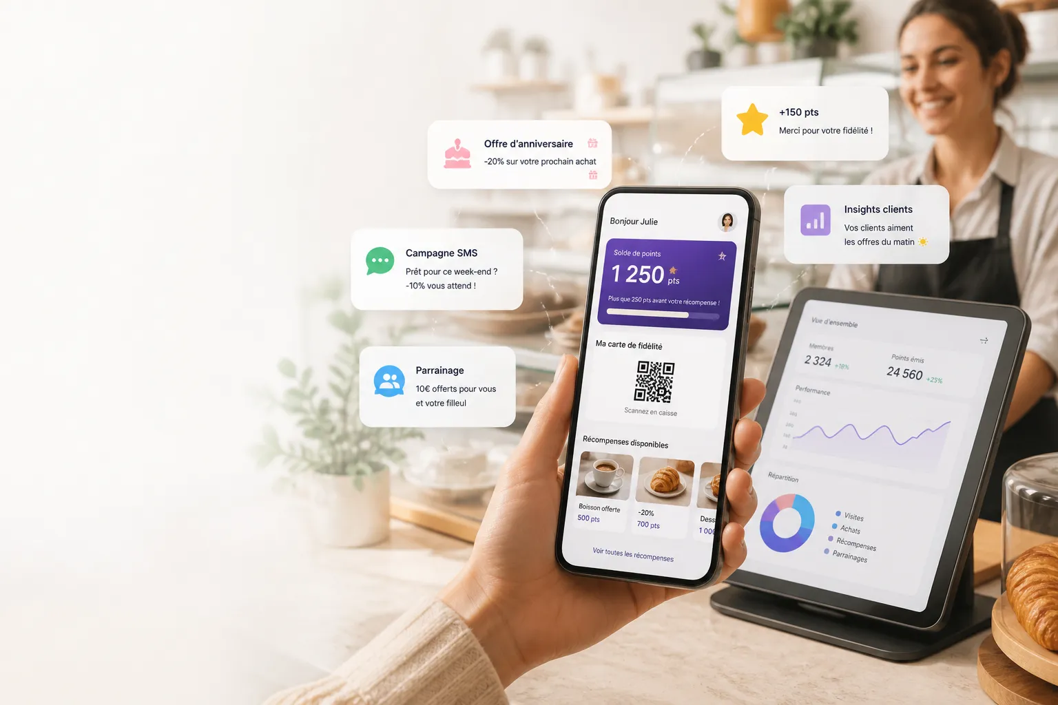 Une cliente présente la carte de fidélité affichée sur son téléphone au comptoir d’un commerce